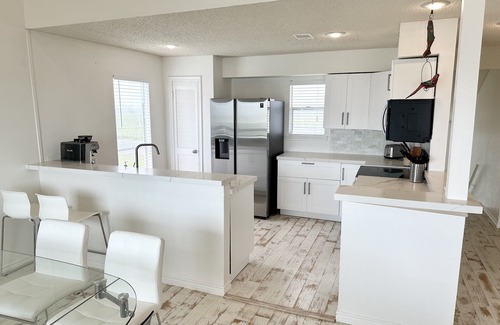 Galveston House | Modern Beach Side 3 Bedroom with a View