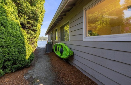 Allyn House | Modern Beachfront Cabin with Hot Tub and Spectacular Views