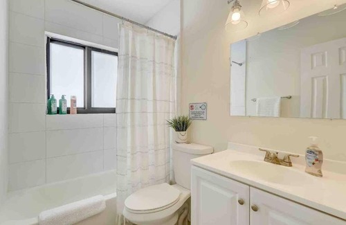 Imperial Point Apartment | Modern & Beachy-Rlx space for 6ppl