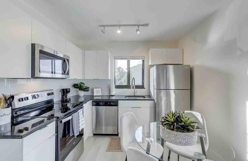 Imperial Point Apartment | Modern & Beachy-Rlx space for 6ppl