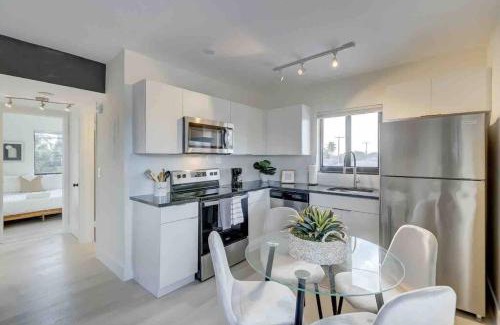 Imperial Point Apartment | Modern & Beachy-Rlx space for 6ppl