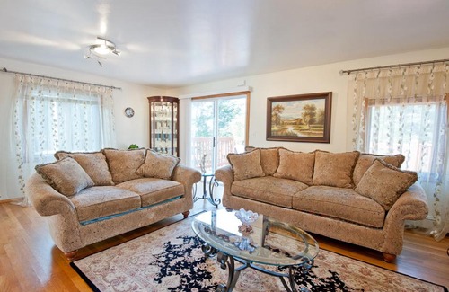 West Roxbury Apartment | Modern Beautiful Apartment-5 Beds-Full Kitchen-Parking-Super Clean-Great for Groups