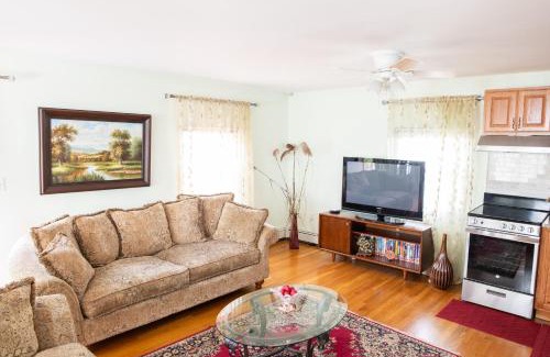 West Roxbury Apartment | Modern Beautiful Apartment-5 Beds-Full Kitchen-Parking-Super Clean-Great for Groups