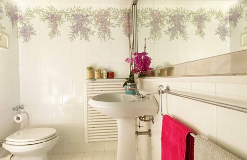 Parma Bed & Breakfast | Modern bedroom with bathroom at VILLA SPERANZA