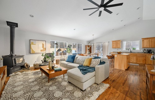 Three Rivers House | Modern Bend Retreat. Private Hot-tub. Fenced Yard. Pet-Friendly