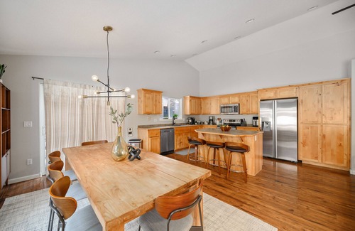 Three Rivers House | Modern Bend Retreat. Private Hot-tub. Fenced Yard. Pet-Friendly