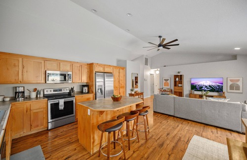 Three Rivers House | Modern Bend Retreat. Private Hot-tub. Fenced Yard. Pet-Friendly