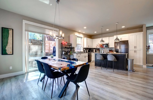 Southern Crossing House | Modern Bend Vacation Home, Old Mill, HOT TUB!