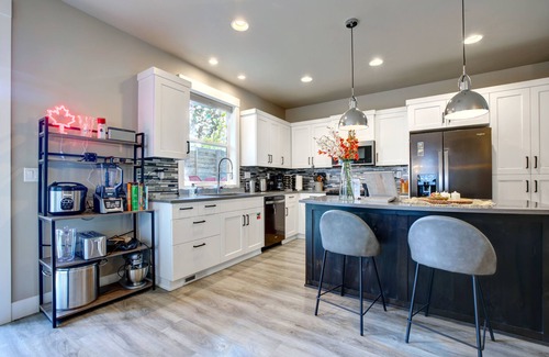 Southern Crossing House | Modern Bend Vacation Home, Old Mill, HOT TUB!
