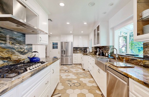 Beverly Hills House | Modern Beverly Hills All-Suite Estate | Pool, Hot Tub | 9 Mins to Rodeo Drive
