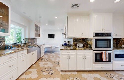 Beverly Hills House | Modern Beverly Hills All-Suite Estate | Pool, Hot Tub | 9 Mins to Rodeo Drive