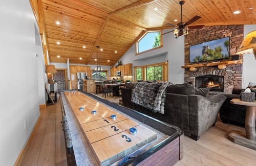 Upper Moonridge House | Modern Big Bear Cabin Epic Views Game Loft Privacy Slopes Nearby