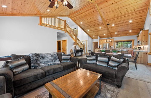 Upper Moonridge House | Modern Big Bear Cabin Epic Views Game Loft Privacy Slopes Nearby