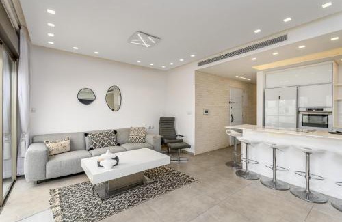 Kerem HaTeimanim Apartment | Modern black & white by SeaU TLV