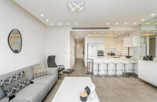 Kerem HaTeimanim Apartment | Modern black & white by SeaU TLV
