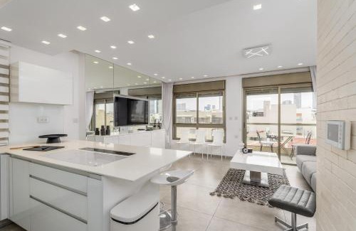 Kerem HaTeimanim Apartment | Modern black & white by SeaU TLV
