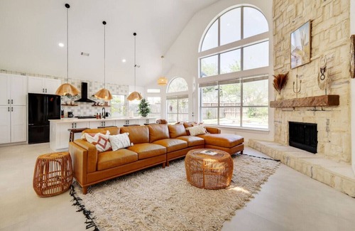 South Arlington House | Modern Boho 6BR W Pool, Yoga, AT&T Stadium