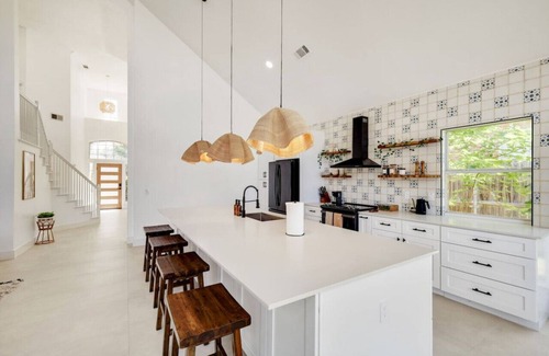 South Arlington House | Modern Boho 6BR W Pool, Yoga, AT&T Stadium