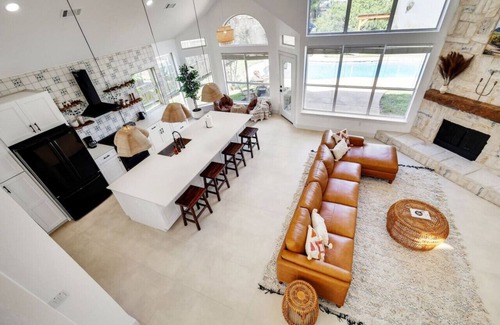 South Arlington House | Modern Boho 6BR W Pool, Yoga, AT&T Stadium