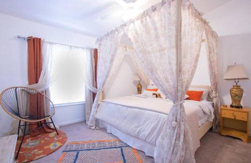 Gainesville House | Modern Boho Condo with a Royal Touch -KING BED
