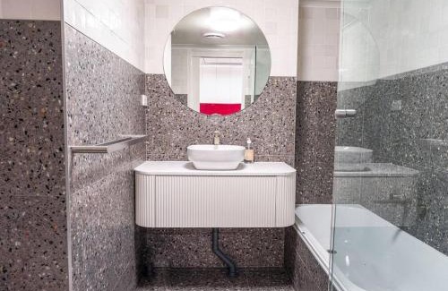 Reid Apartment | Modern Boutique CBD 2BR 1st Floor Apt