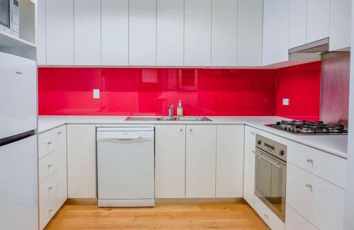Reid Apartment | Modern Boutique CBD 2BR 1st Floor Apt