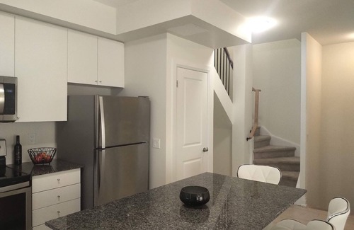 Woodbridge House | Modern Boutique Townhome Vaughan, Woodbridge 15 minutes to Airport & Attractions