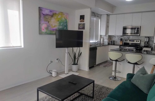 Woodbridge House | Modern Boutique Townhome Vaughan, Woodbridge 15 minutes to Airport & Attractions
