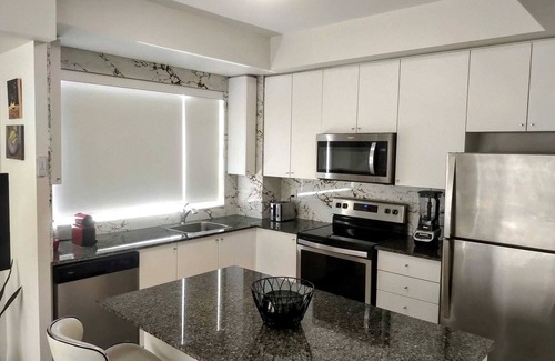 Woodbridge House | Modern Boutique Townhome Vaughan, Woodbridge 15 minutes to Airport & Attractions