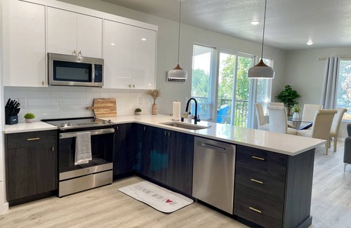 Lincoln House | Modern Brand New Home 3br/3bth