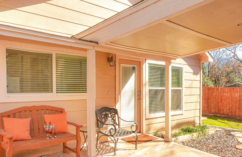 Brentwood Cottage | Modern Brentwood Guest House - Minutes to Burnet Road Restaurants & UT