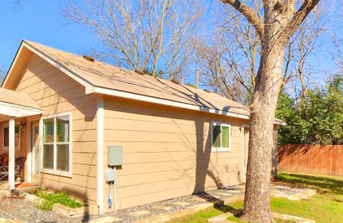 Brentwood Cottage | Modern Brentwood Guest House - Minutes to Burnet Road Restaurants & UT