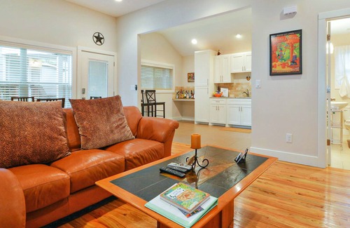 Brentwood Cottage | Modern Brentwood Guest House - Minutes to Burnet Road Restaurants & UT