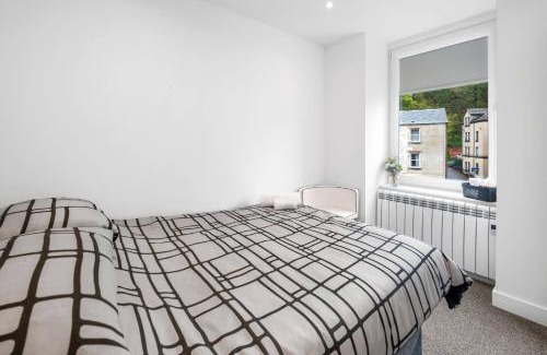 Oban Apartment | Modern & Bright 2BR Flat - Short Walk to Town