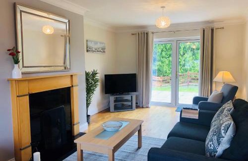 Kenmare House | Modern bright detached home just a short stroll from town