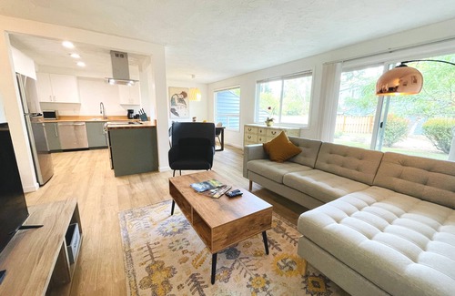 Corvallis House | Modern & Bright Townhome w/Open Floor Plan