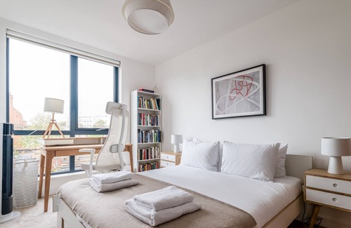 Coldharbour Apartment | Modern Brixton Jewel Apartment