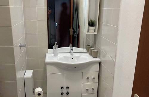 Tannenbusch Apartment | Modern business and travel apartment with kitchenette