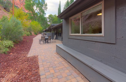 Sedona Cabin | Modern cabin for 6 with views of the red rocks and next to Slide Rock State park