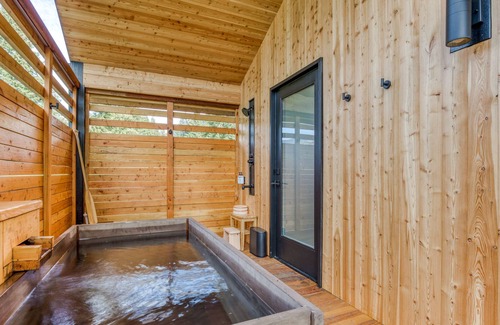Stevenson Cabin | Modern cabin, geothermal hot tub, indoor steam sauna, great deck & river view