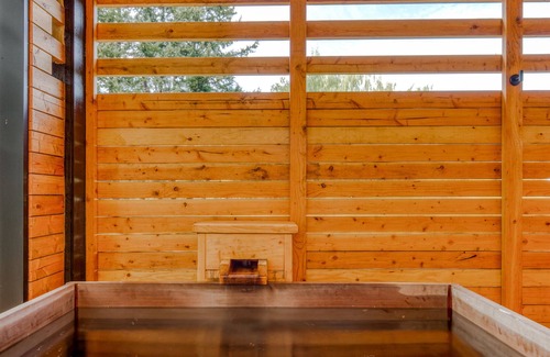 Stevenson Cabin | Modern cabin, geothermal hot tub, indoor steam sauna, great deck & river view