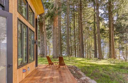 Stevenson Cabin | Modern cabin, geothermal hot tub, indoor steam sauna, great deck & river view