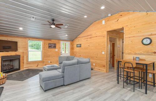 Travelers Rest House | Modern Cabin in the Woods with Hot Tub