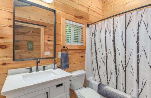 Travelers Rest House | Modern Cabin in the Woods with Hot Tub