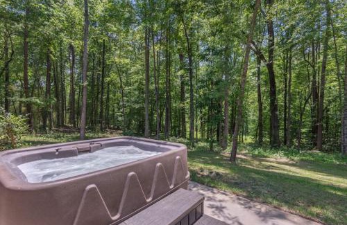 Travelers Rest House | Modern Cabin in the Woods with Hot Tub