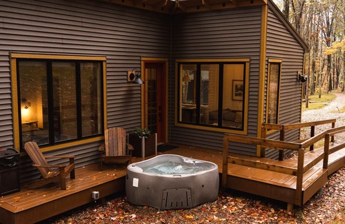 New Plymouth Cabin | Modern Cabin in Woods - 10m to Hocking Hills