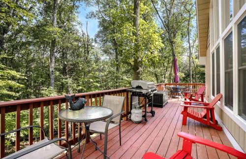 The Woods House | Modern Cabin w Hot Tub & Indoor Pool Gym Access!