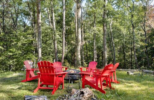 The Woods House | Modern Cabin w Hot Tub & Indoor Pool Gym Access!