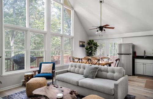 The Woods House | Modern Cabin w Hot Tub & Indoor Pool Gym Access!