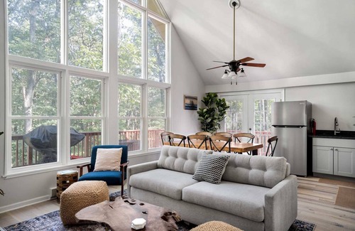 The Woods House | Modern Cabin w Hot Tub & Indoor Pool/Gym Access!